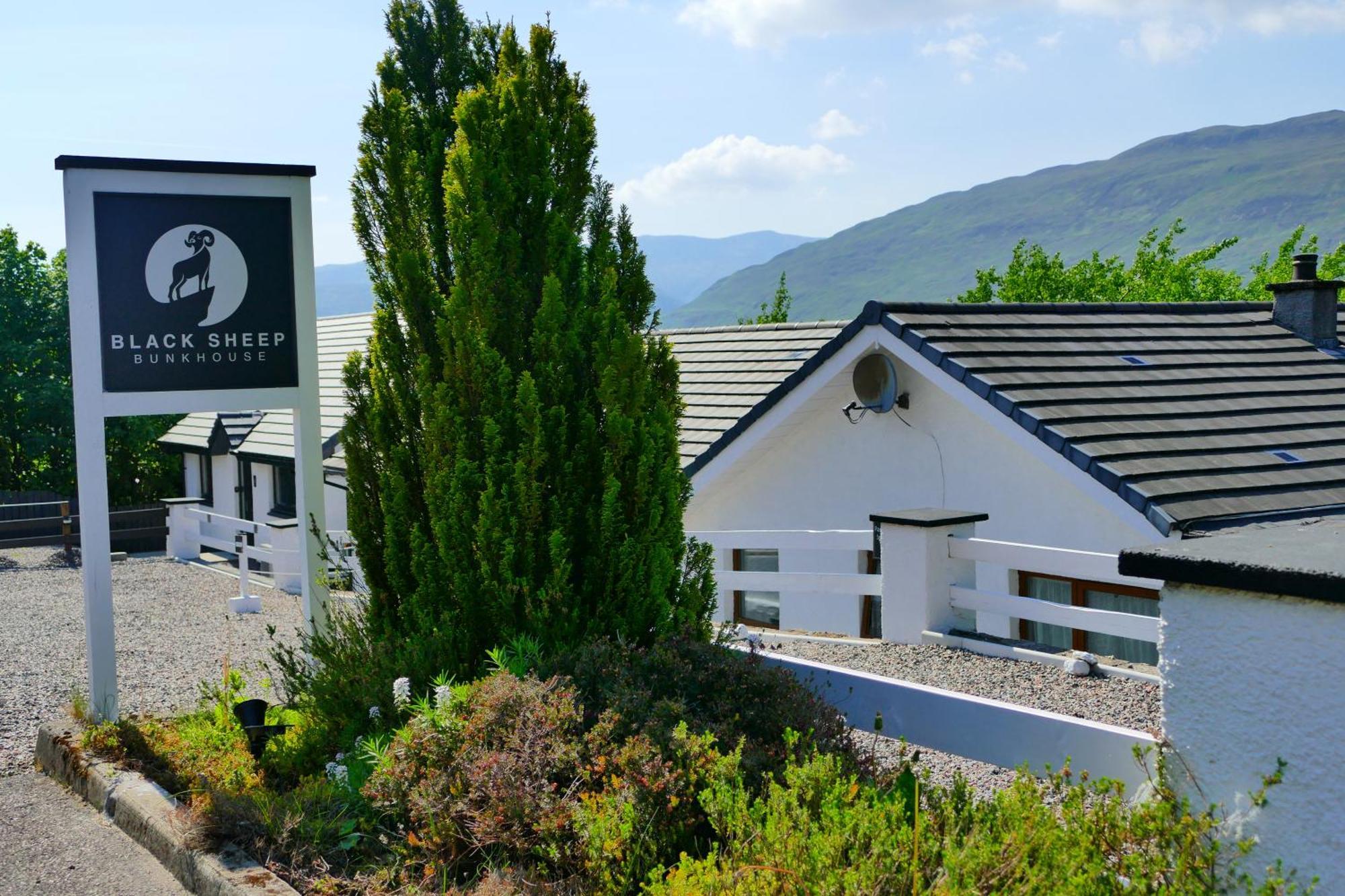 Black Sheep Bunkhouse Fort William Exterior photo